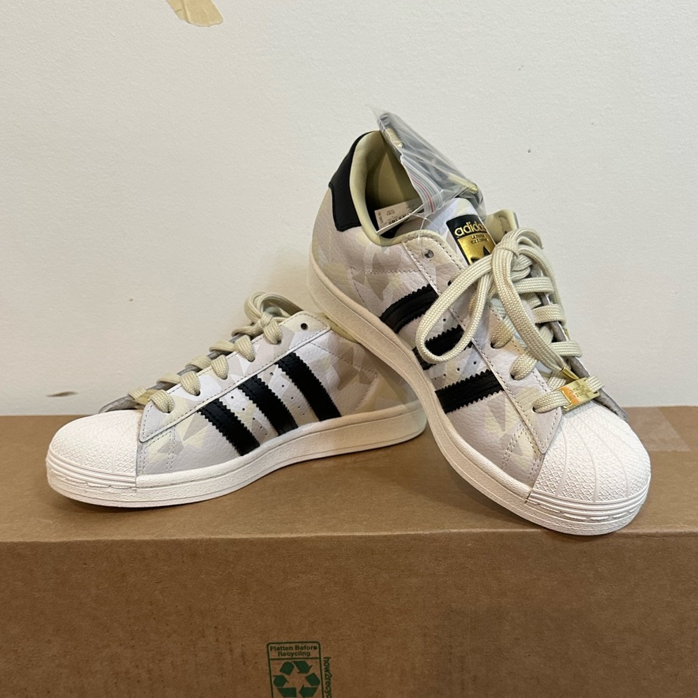NIB ADIDAS Superstar Original white/black/sand sneaker men’s size 5/women sz 6